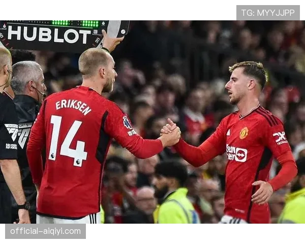 曼联美国行集训，滕哈格被拍到重点演练由4-4-2防守阵型向区域压迫的快速转换